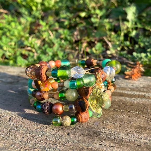 NWOT Green earth colors memory wire bracelet - glass and gemstone wrap bracelet - Picture 2 of 10